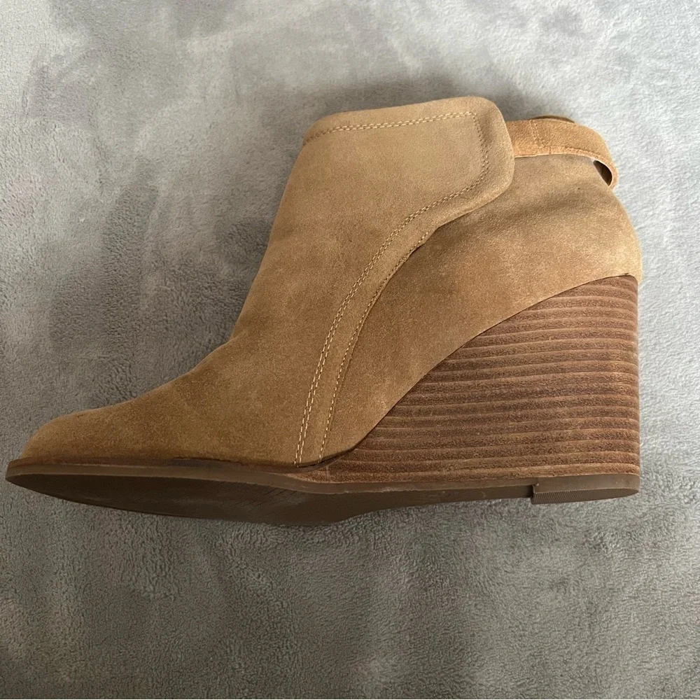 Lucky Brand Yasmine Tan Suede Wedge Boots. NWOB 11W